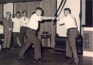 Yang Sau Chung und Ip Tai Tak führen Anwendung von Schwerttechniken im Tai Chi Chuan (Taijiquan) vor